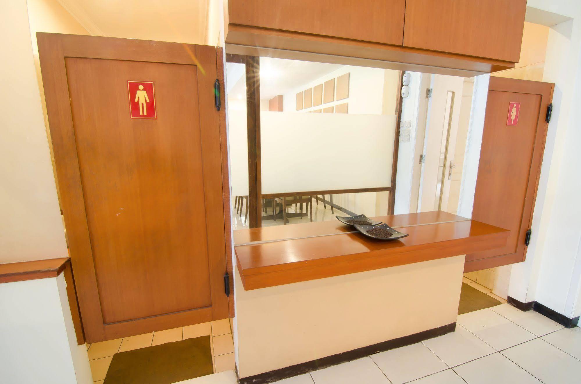 Reddoorz Near Gubeng Station Hotel Surabaya Eksteriør billede